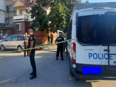 Мъж уби съпругата си на улица в Пловдив, после се простреля