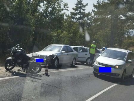 Подробности за катастрофата с моторист в Бургаско, замесени са млад българин с 3 месеца стаж като шофьор и румънец