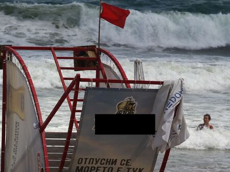 Спасители: При червен флаг и риск за живота ни не сме длъжни да вадим удавници