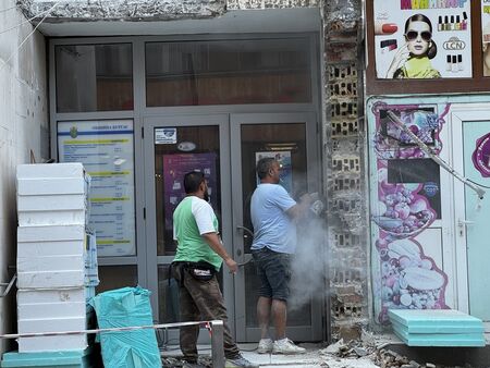 Ремонт на покрив в центъра на Бургас всеки момент може да вземе жертви (СНИМКИ)