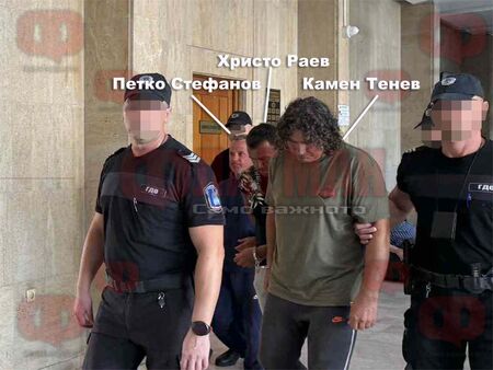 Камен Тенев сложил прокъсаните колани на малкия Иван, послед изхвърлил рейките в морето