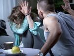 Мъж поля жена с бензи н, полицията хукна да го гони