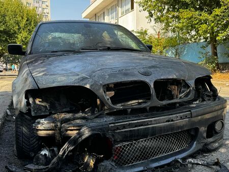 Вижте изгорялото БМВ при снощния пожар в ж.к."Славейков"