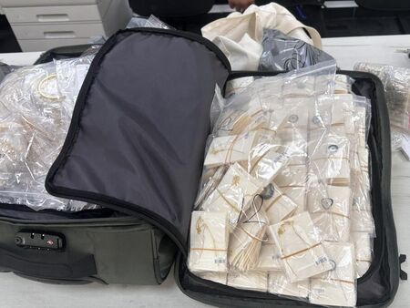 Задържаха златни и сребърни накити за над 300 000 лв. на границата