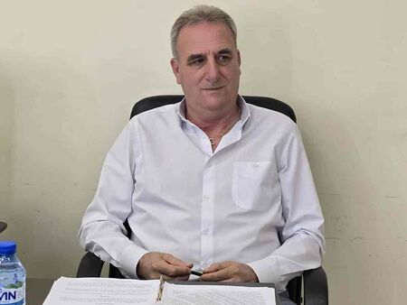 Кметът Васил Едрев възроди градския транспорт в Айтос, но с електрически автобуси (СНИМКИ)