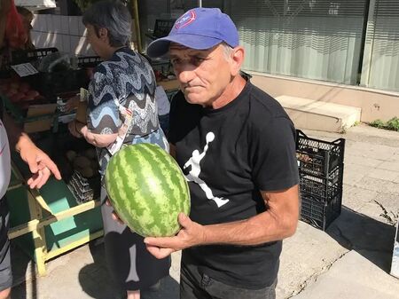 Той беше милионер, а днес продава дини на пазара