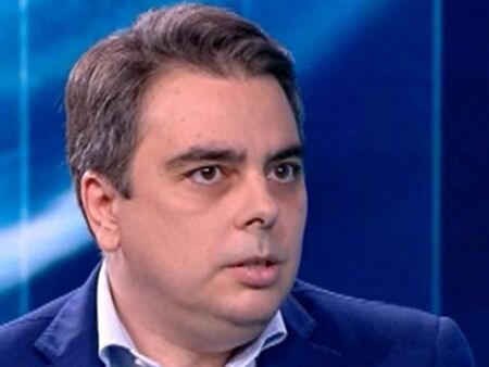 Асен Василев уточни дали познава Никола Николов-Паскал