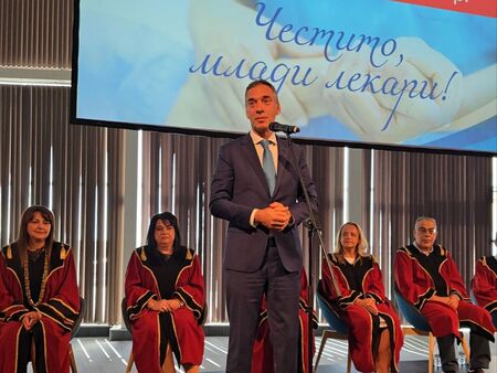 Кметът към първите дипломирани лекари: Реализирайте се тук, бургаските болници ви очакват!