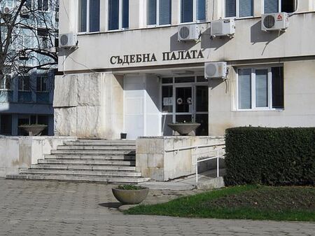 Момиче бе осъдено на затвор за присвояване на профил във Фейсбук