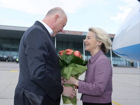 Урсула фон дер Лайен пристигна в България, първо я посрещна Росен Желязков, а след това и Бойко Борисов