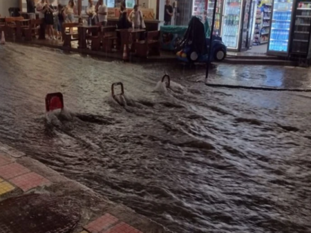 Порой в Китен, централна улица се превърна в река