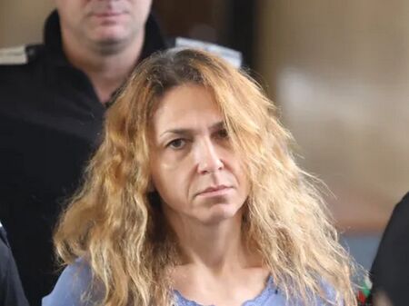 Бившата шефка на Агенция "Митници" Петя Банкова е с тежък рак, повръща кръв