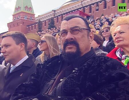 Ти да видиш! Стивън Сегал строи 50 завода в Русия