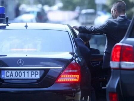 Боклукчийски камион помля служебния автомобил на Гроздан Караджов