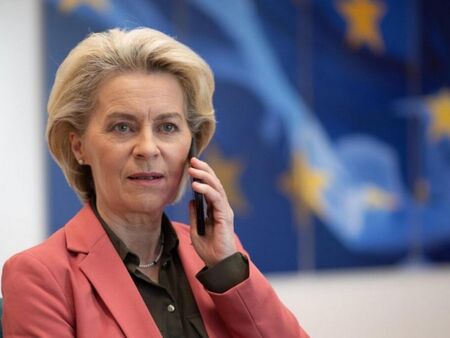 Урсула домъкнала 3 куфара и лична гримьорка за визитата у нас