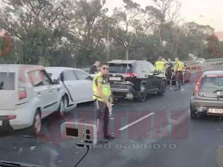  Щетите по четирите автомобила са големи Верижна катастрофа по пътя