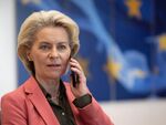 Урсула домъкнала 3 куфара и лична гримьорка за визитата у нас