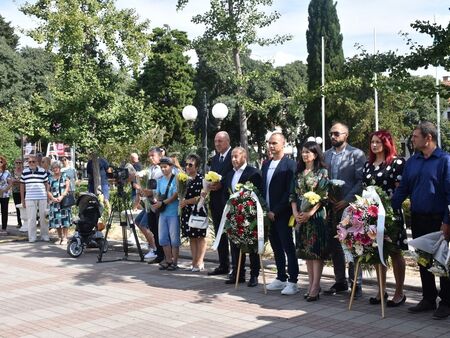 С молебен, фестивал на занаятите и празничен концерт Поморие чества Съединението
