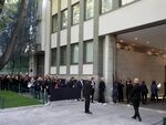Тълпи от цял свят се събират за последна почит пред Армани в Милано