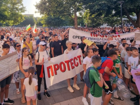 Плевен се тресе, малки и големи се вдигнаха на протест