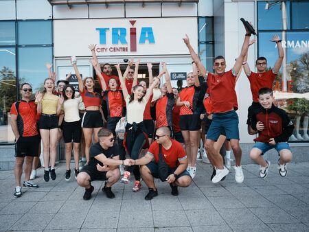 Ансамбъл „Българе“ посети TriA City Centre часове преди спектакъла „Паисий“ в Бургас