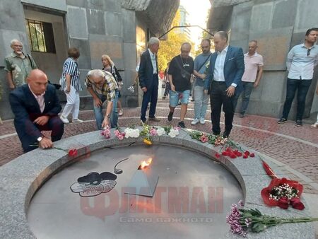 Бургазлии празнуваха Деня на победата над монархо-фашизма пред Пантеона