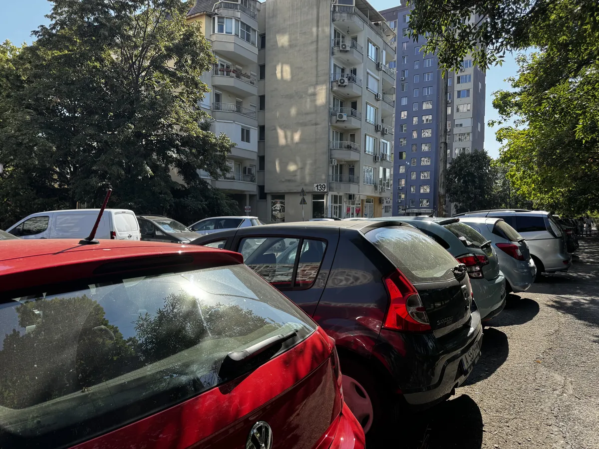 Ядосана бургазлийка: „Докога колите ще спират върху тротоарите и ще пречат на пешеходците?“