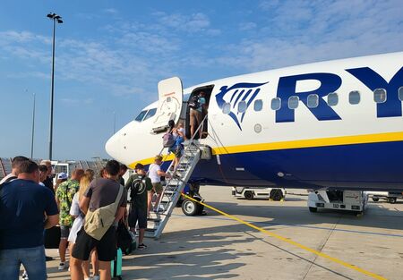 Ryanair раздава бонуси на служителите си, за да ни свалят от самолета
