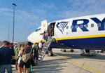 Ryanair раздава бонуси на служителите си, за да ни свалят от самолета