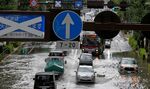 Внезапен порой наводни улици и спря жп транспорта в Токио