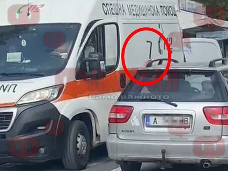 Извънредно! Шофьор в Бургас нападна с метален лост линейка в движение и я натроши (ВИДЕО)