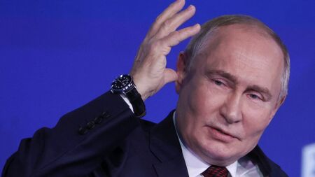 Парадокс: Руската икономика е зле, но за руснаците няма криза