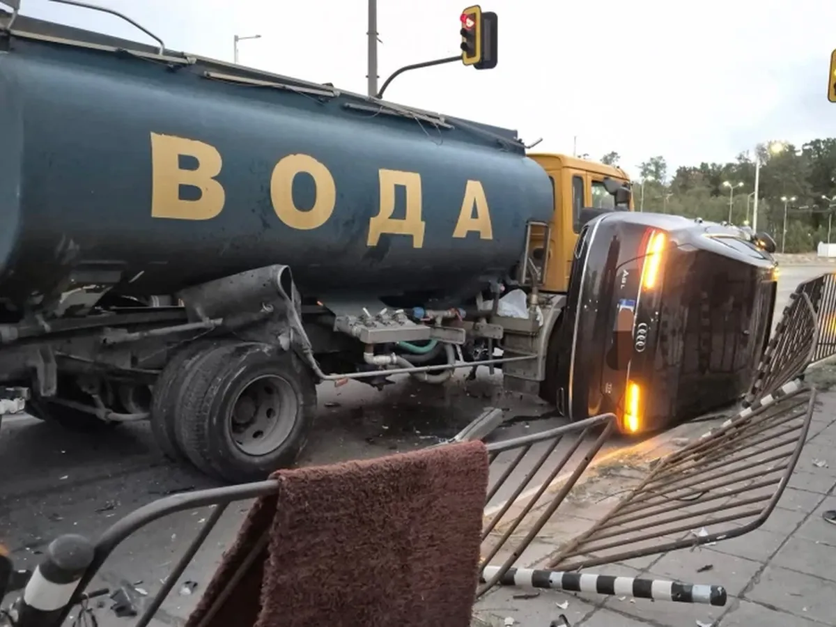Водоноска и джип катастрофираха в София