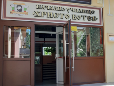Близо 2000 първолаци влизат в училище в условия на воден режим, родители бият аларма