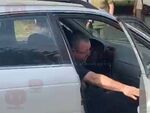 51-годишният мъж без причина размахваше до болницата пистолет, с гаечен ключ натроши линейка, рани шофьора й, а после удари колата си в друга линейка