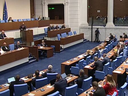 Горещ парламентарен ден! Депутатите дебатират по петия вот на недоверие към кабинета