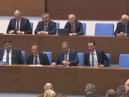 „Мотивите са писани с ChatGPT”: Дебатът по вота на недоверие нагорещи страстите в парламента