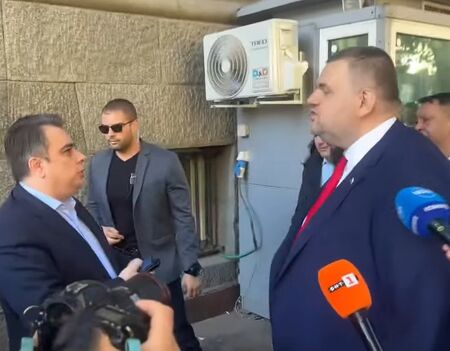 Екшън пред НС: Делян Пеевски и Асен Василев се сблъскаха челно (ВИДЕО)
