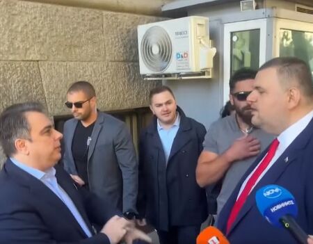 Какво се случи тази сутрин пред НС - кой се разхожда по пеньоар, къде има парапет, наркотици и още нещо