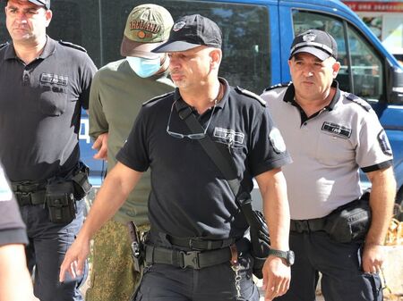 Вижте как конвоираха до съдебната зала прокурорския син от Бургас