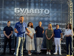 Павел Лефтеров с екипа на Foton за България, след малко ще направи атрактивна демонстрация на две гуми с новия диамант в короната на БУЛАВТО