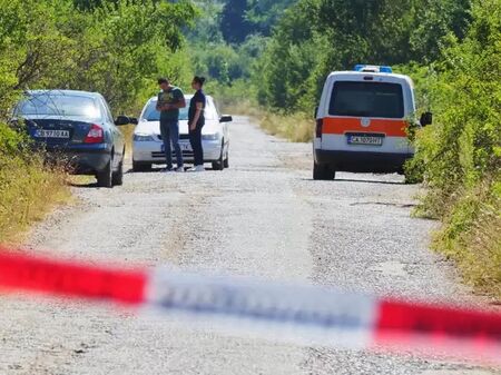 Извънредно! Цяло семейство е показно екзекутирано в кола край София (ОБНОВЯВА СЕ)