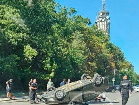 Кола се обърна по таван, има загинал