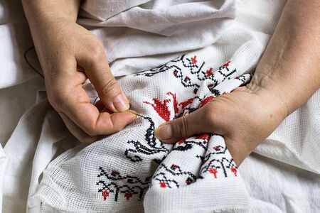 От кожата към ризата: Татуировката е предшественик на шевицата