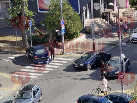 Зрелищна катастрофа на оживено кръстовище в Бургас, свалиха номерата на Ауди (СНИМКИ)