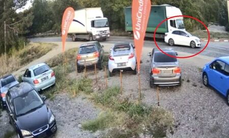 Вижте как камион на Еконт, изпреварващ неправилно, помете лек автомобил