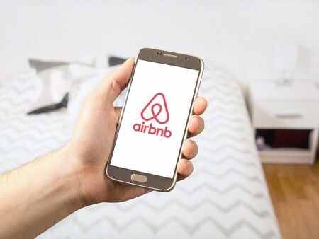 Идва ли краят на Airbnb? Забраниха го на тези места, а глобите са солени