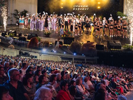 Спектакълът „Обичам Бургас” отново препълни Летния театър, обедини силата на бургаския дух, талант и изкуства