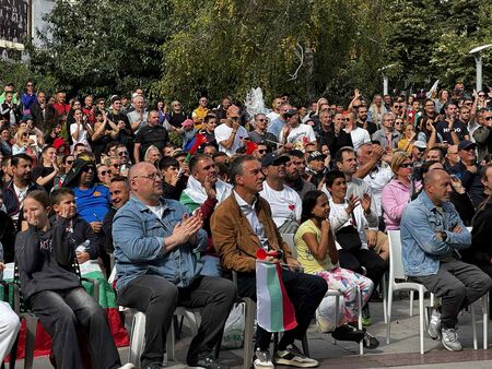 Вижте волейболната еуфория на пл. "Атанас Сиреков" в Бургас днес за "Мача на десетилетието"