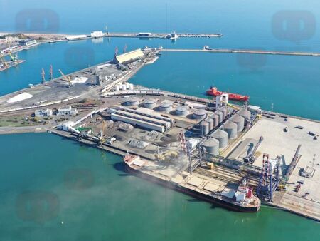 Откриха двама мъртви мъже в трюма на кораб, акостирал в Бургас